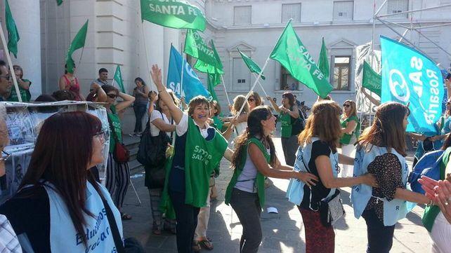 Alegría. Docentes privados del Sadop celebran frente a la Legislatura la aprobación de la ley antidespidos.