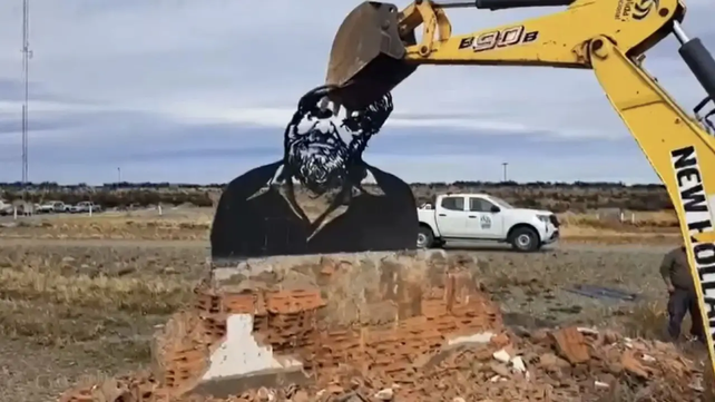 El monumento a Osvaldo Bayer destruido