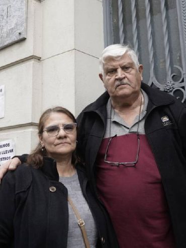 Un jubilado del Ejército en Rosario se encadenó en la obra social: Está en juego la salud de mi señora