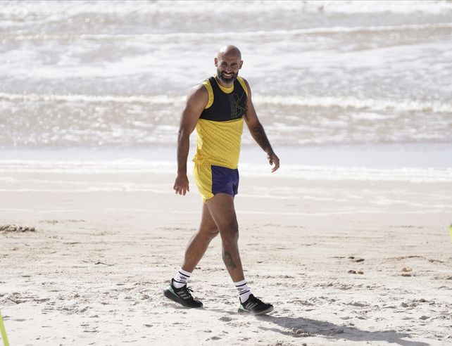 El Pelado Quintana en medio de la playa, donde el canalla trabajó en la mañana de este jueves.