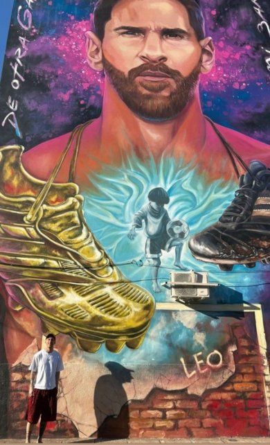 El hombre y la leyenda. Lionel Messi se fotografío delante de la megapintura en Rosario.
