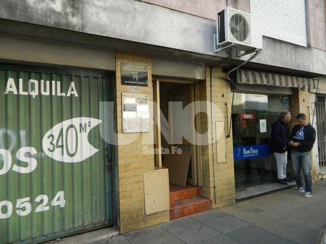 A metros de la Municipalidad. El edificio tiene ocho oficinas.