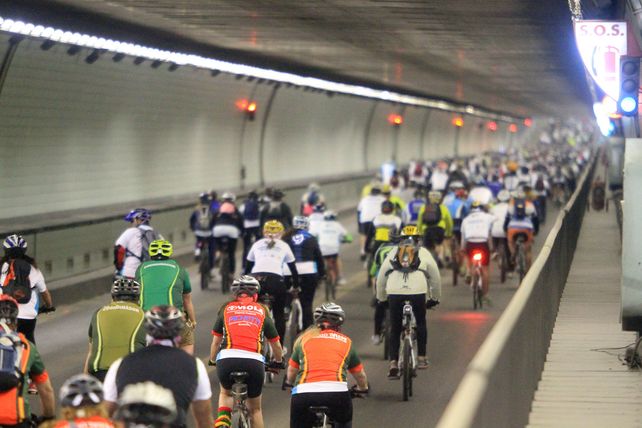 Los ciclistas cruzando por el túnel subfluvial. Foto UNO Diego Arias. Archivo.&nbsp;