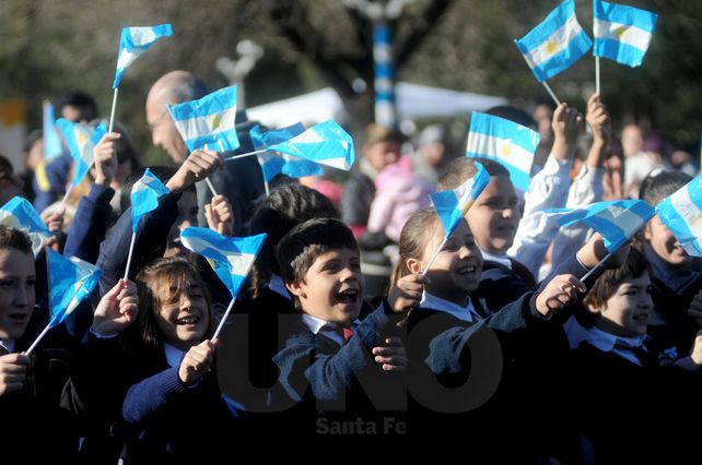 Los alumnos de la Ciudad prometieron lealtad a la Bandera en el Parque Garay