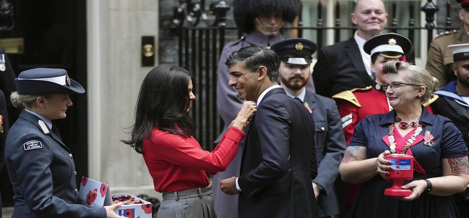 El primer ministro británico, Rishi Sunak, segundo a la derecha, y su esposa Akshata Murty, se reúnen con recaudadores de fondos de la Legión Real Británica y compran una amapola frente al número 10 de Downing Street en Londres, el lunes 30 de octubre de 2023. (Foto AP/Kin Cheung ) El primer ministro británico, Rishi Sunak, segundo a la derecha, y su esposa Akshata Murty, se reúnen con recaudadores de fondos de la Legión Real Británica y compran una amapola frente al número 10 de Downing Street en Londres, el lunes 30 de octubre de 2023. (Foto AP/Kin Cheung )