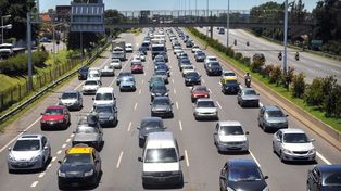 En las rutas se siente el éxodo turístico por el fin de semana largo