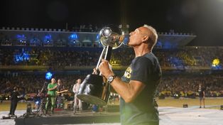 Arroyito fue un carnaval y Miguel Russo no pudo escaparle a la emoción con la Copa de la Liga.