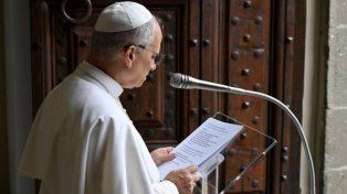 El Papa León XIV habló ante cientos de fieles en la Plaza de la Libertad de Castel Gandolfo.