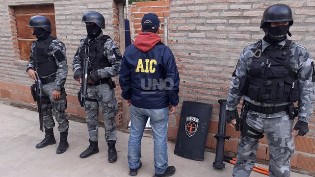 Detuvieron a vendedores de drogas con cocaína, armas, balas y dinero