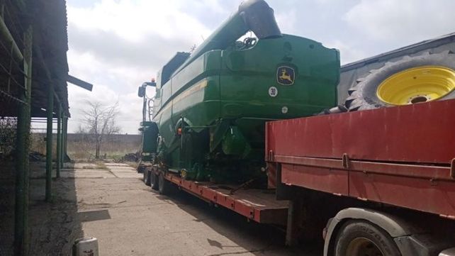 Equipo de marca John Deere robado, rumbo a Chechenia. La foto la tomó el agricultor saqueado.