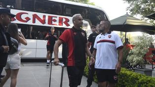 Llegada de Newells a Santiago del Estero, a La Banda, con Keylor Navas encabezando el ingreso al hote. Detrás, Luciano Herrera, que jugaría.