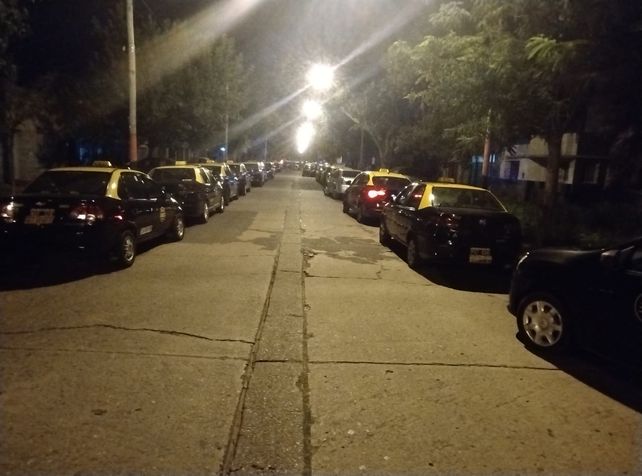 La hilera de taxis en Marcelo T. de Alvear el miércoles pasado, cuando los choferes se enteraron del asesinato de su colega Diego Celentano.