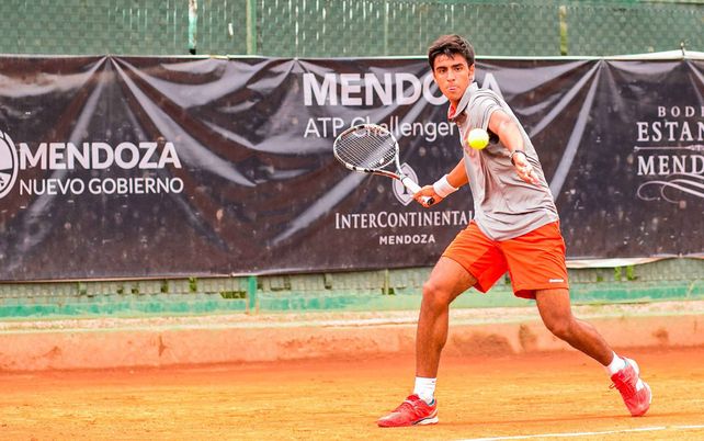 La mira en la pelota. El tenista es el número uno del ránking nacional Sub 16 y segundo a nivel sudamericano. Ya incursiona en torneos internacionales Sub 18.