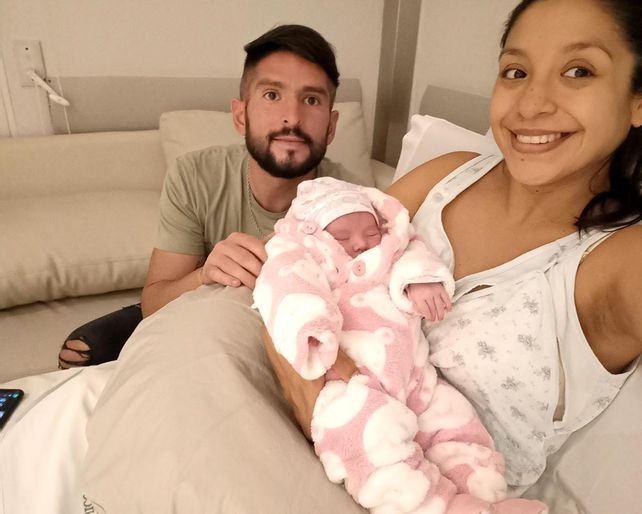 Felices por la beba.&nbsp; Matías y Carla presentan en sociedad a Guillerma