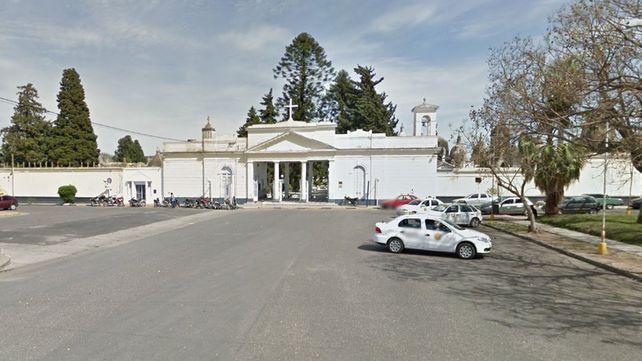 Detuvieron a dos hombres por robar placas en el cementerio de Paraná