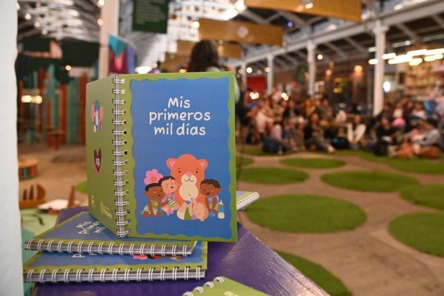 Un libro para todas las maternidades de la ciudad