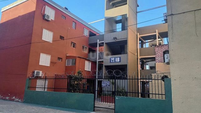 El hombre fue encontrado muerto a puñaladas en su departamento en barrio Las Flores II