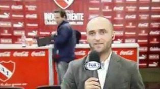 Robó la tablet de la reunion de prensa de Independiente y quedó escrachado por TV