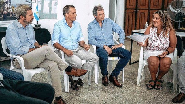 Triatlón Internacional de La Paz: el gobernador se reunió con integrantes de la organización.