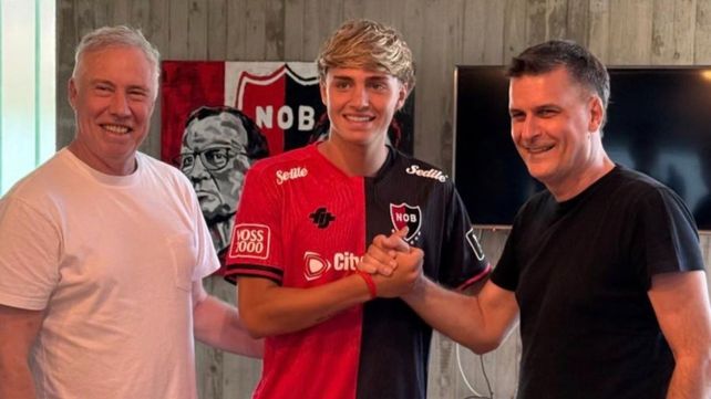 Gómez Mattar junto a Soldini y Boero en la firma de la extensión del contrato del jugador con Newells.