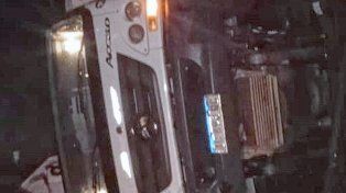 El camión terminó a un costado de la cinta asfáltica tras el vuelco en ruta 14.