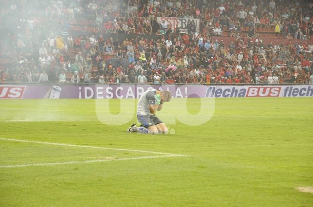 La barrabrava tiró tres bombas de estruendo y el árbitro suspendió Colón-Vélez