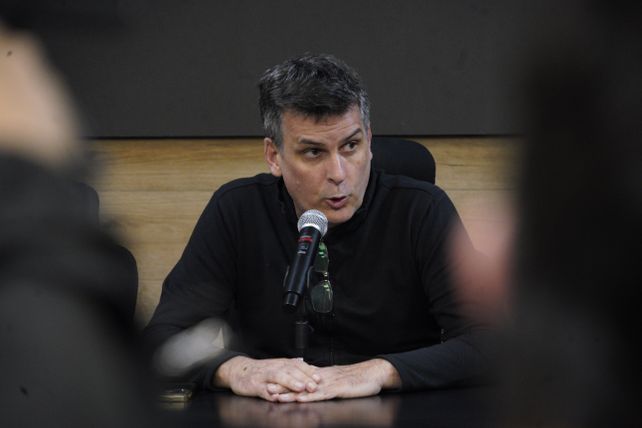 El presidente de Newells ofreció una rueda de prensa tras la violenta irrupción policial en la sede del club de este martes por la noche.