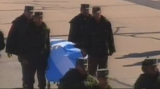 Una guardia de honor recibió los cuerpos de gendarmes en el aeropuerto de Rosario