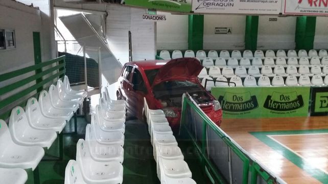 Entró con el auto a la cancha por esquivar un perrito
