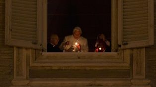 El Papa Benedicto XVI encendió una vela para el pesebre de Plaza San Pedro