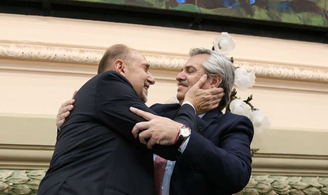 Fernández se llevó todos los aplausos en la asunción de Perotti