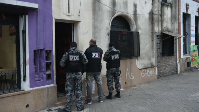 Efectivos de Investigaciones esta mañana en Zeballos al 3700