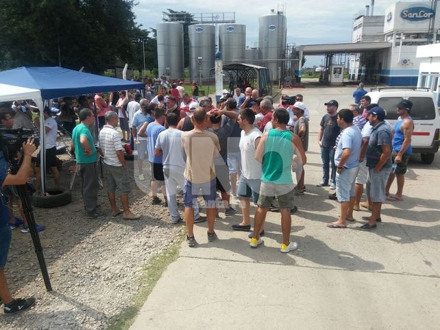Trabajadores suspendidos de Sancor acampan en la planta
