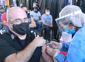 Con 840 dosis aplicadas en la ciudad, comenzó la vacunación al personal policial de calle