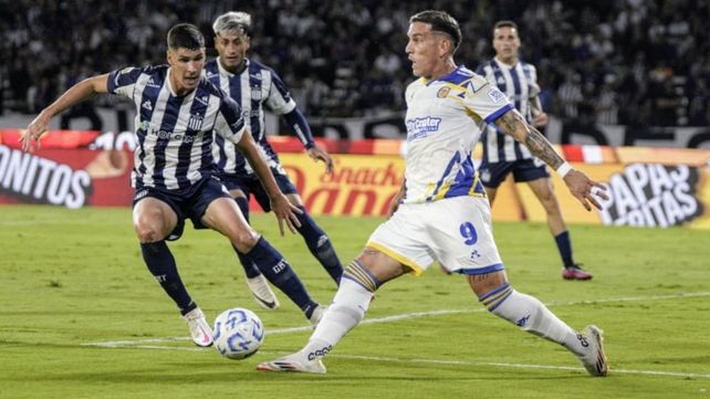 Enzo Copetti tuvo la más clara de Rosario Central en el primer tiempo ante Talleres.