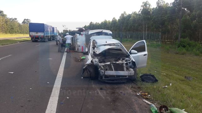 Iba en la autovía, chocó y volcó a una casilla rodante