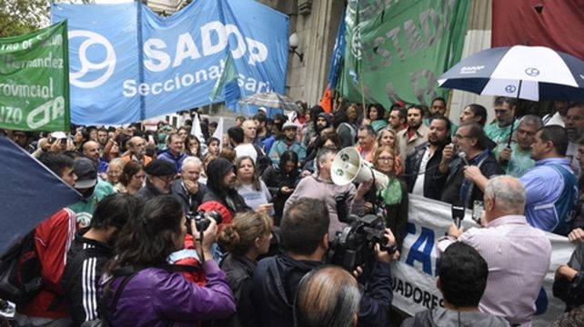 marcha bajo la lluvia. Los maestros públicos y privados unieron el miércoles las plazas 25 de Mayo y San Martín.