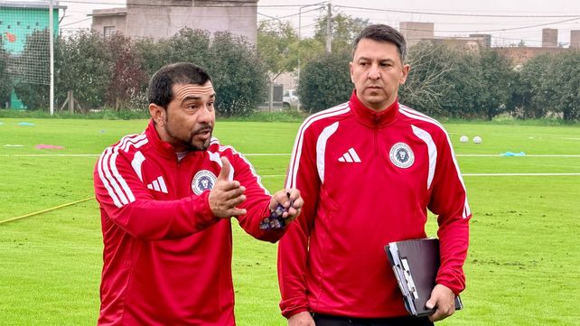 Alejandro Ojeda dirige sus primeras palabras a los jugadores de Leones FC. Desde hoy es el director técnico interino del equipo de los Messi.