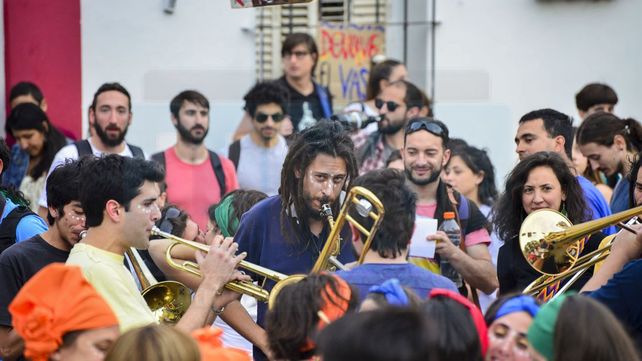 El 15° Contrafestejo pintó el antiguo Barrio del Tambor
