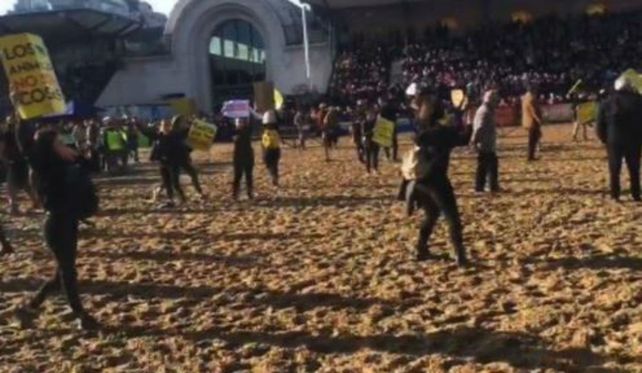 Los manifestantes ingresaron a la pista central del predio de Palermo.