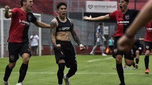 Misael Jaime celebra el gol de penal con el que la reserva de Newell’s venció 1 a 0 a Central el jueves en el Coloso.