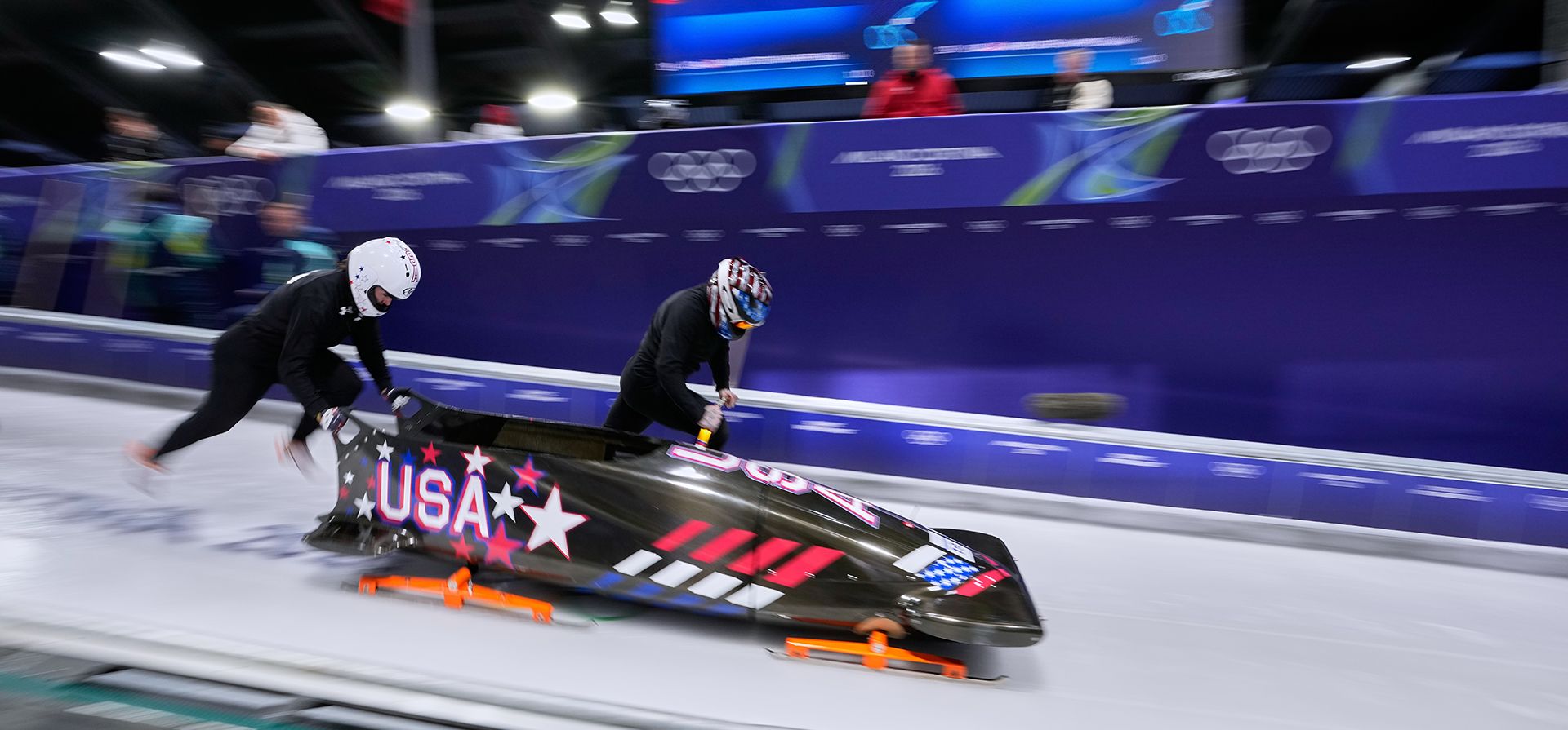 La estadounidense Elana Meyers Taylor (derecha) y su empujadora Jadin O'Brien inician una sesión de entrenamiento de bobsleigh para dos mujeres en los Juegos Olímpicos de Invierno de 2026, en Cortina d'Ampezzo, Italia, el miércoles 18 de febrero de 2026. (Foto AP/Aijaz Rahi) La estadounidense Elana Meyers Taylor (derecha) y su empujadora Jadin O'Brien inician una sesión de entrenamiento de bobsleigh para dos mujeres en los Juegos Olímpicos de Invierno de 2026, en Cortina d'Ampezzo, Italia, el miércoles 18 de febrero de 2026. (Foto AP/Aijaz Rahi)