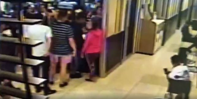 Quien fue se&ntilde;alado como &ldquo;Pipo&rdquo; es el joven de remera blanca ubicado detr&aacute;s de Lucas Pertossi. (Foto: captura de pantalla) &nbsp;