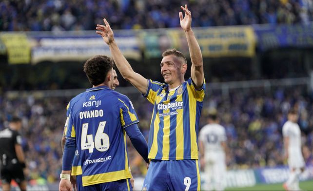Marco Ruben celebra su gol 108 con la camiseta de Central. El goleador histórico también hizo de las suyas.