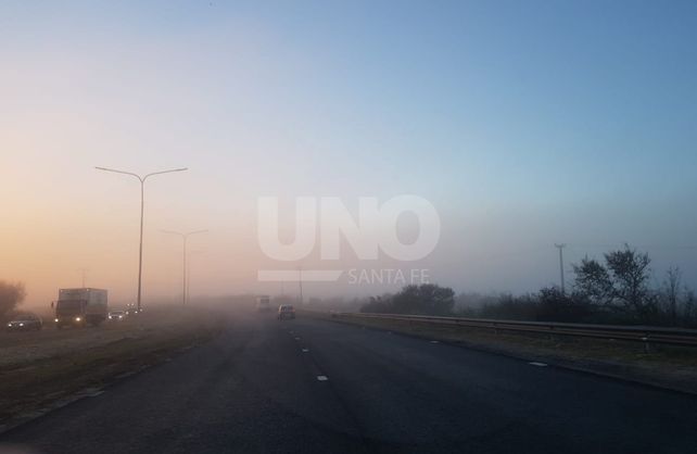 En la autopista se notaban los bancos de niebla.