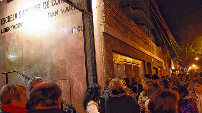 reclamo. Un grupo de padres de alumnos que concurren  al Superior fue el martes a la puerta del colegio a pedir por el regreso  de las clases.