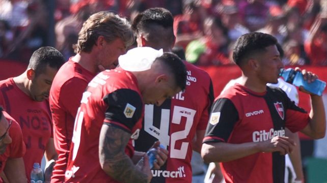 Gabriel Heinze le da indicaciones a Guillermo Ortiz durante un parate del partido ante el tatengue.