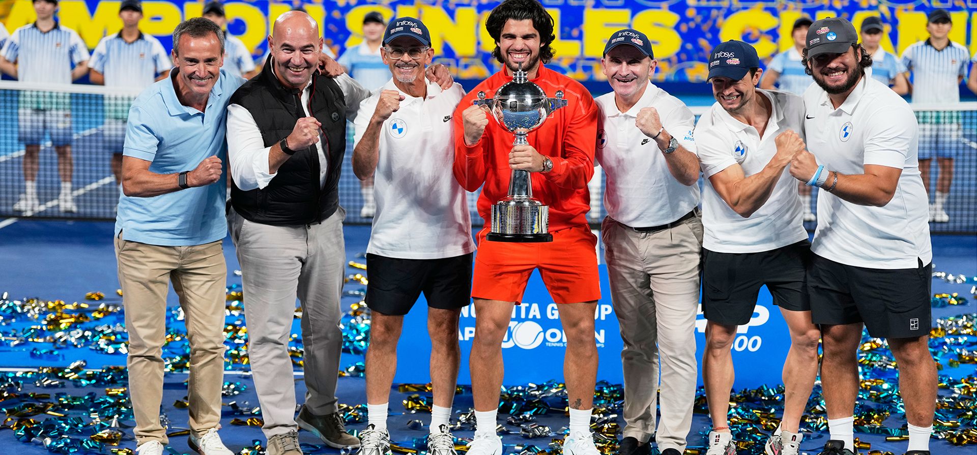 El español Carlos Alcaraz y los miembros de su equipo posan con el trofeo tras ganar la final individual masculina contra el checo Jiri Lehecka en el torneo de tenis Japan Open en Tokio, el martes 6 de octubre de 2026. (Foto AP/Eugene Hoshiko) El español Carlos Alcaraz y los miembros de su equipo posan con el trofeo tras ganar la final individual masculina contra el checo Jiri Lehecka en el torneo de tenis Japan Open en Tokio, el martes 6 de octubre de 2026. (Foto AP/Eugene Hoshiko)