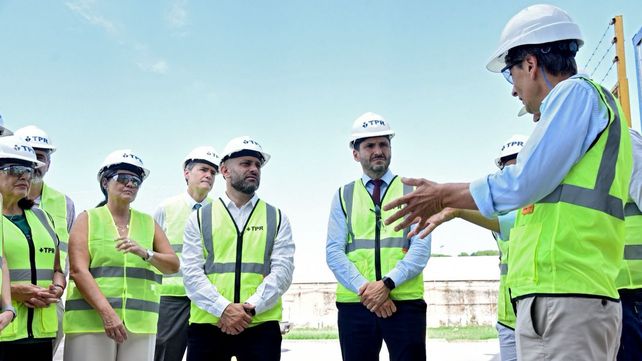 El gobernador Maximiliano Pullaro y ministros en el puerto de Rosario junto a la operadora TPR