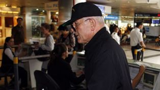 El obispo Williamson agredi&oacute; a un periodista en Ezeiza al dejar el pa&iacute;s